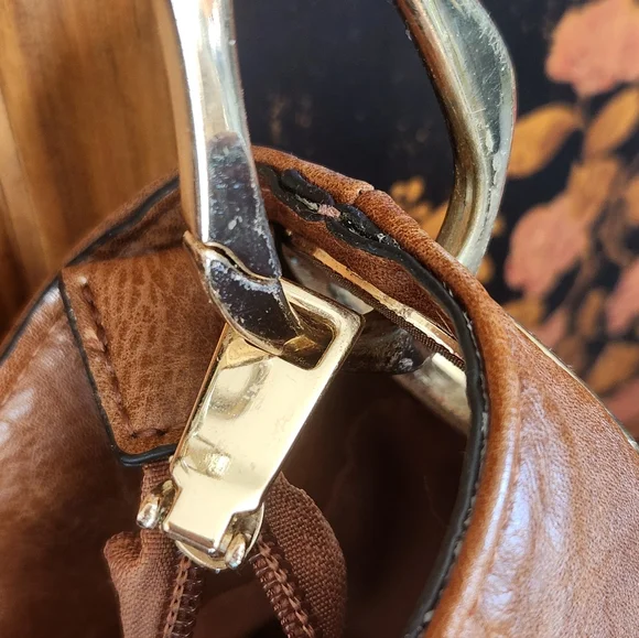 Chic Tan Leather Shoulder Bag - Picture 7 of 7